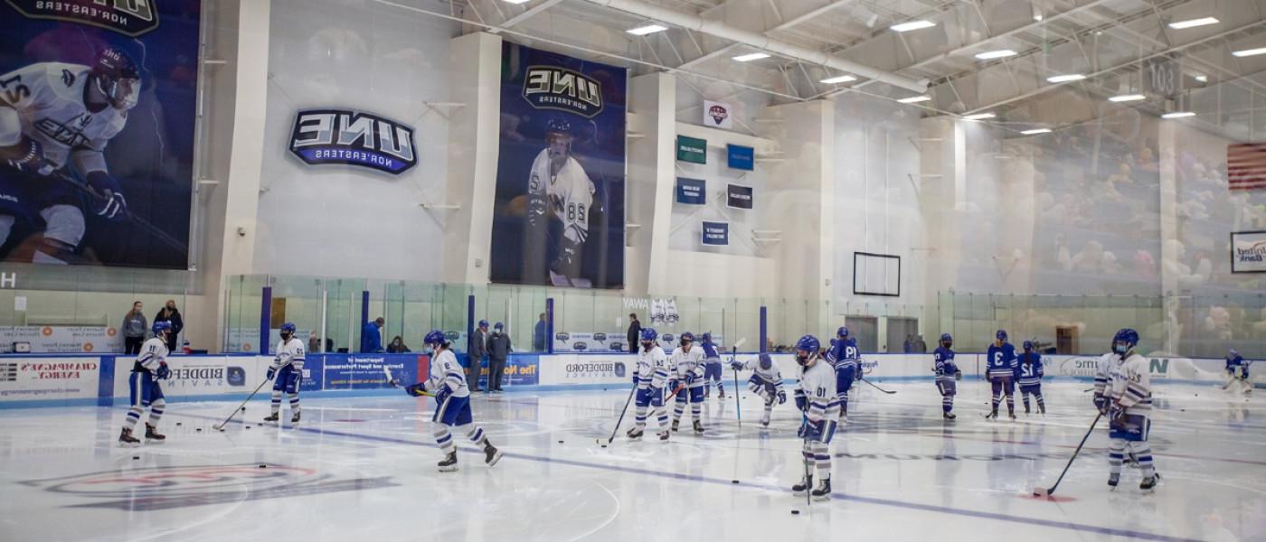 U N E hockey players on the U N E ice rink